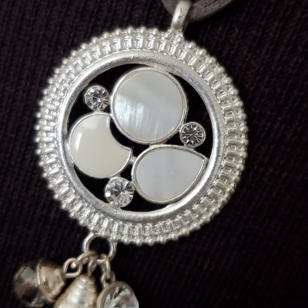 Silvertone, mother of pearl tassle gray necklace - Picture 9 of 11